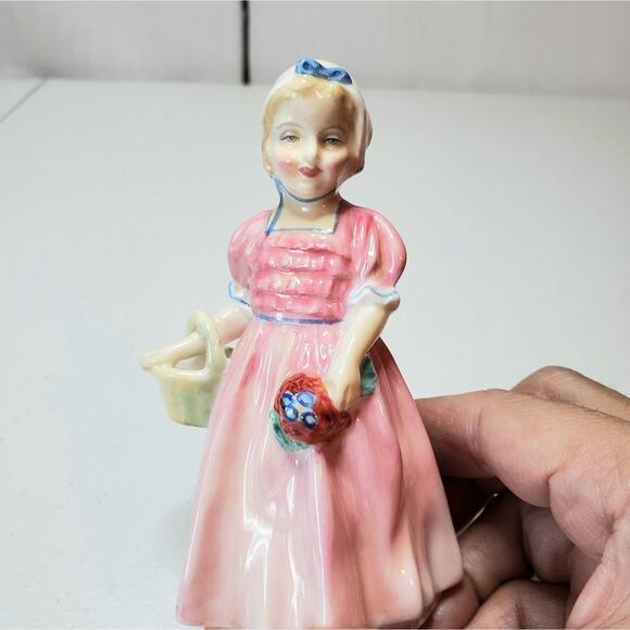 Royal Doulton Tinkle Bell Porcelain Figurine 1677 Vintage - Picture 7 of 11